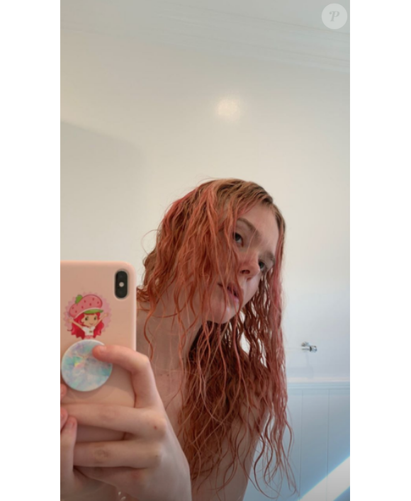 Elle Fanning et ses cheveux roses sur Instagram, le 25 mars 2020.