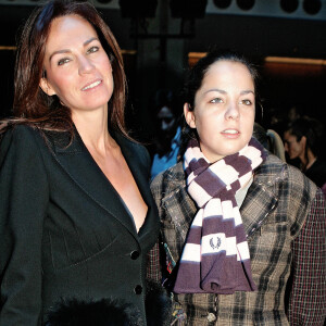 Rosalie van Breemen et sa fille Anouchka Delon lors du défilé Valentino, prêt-à-porter printemps-été 2006, à Paris le 9 octobre 2005.