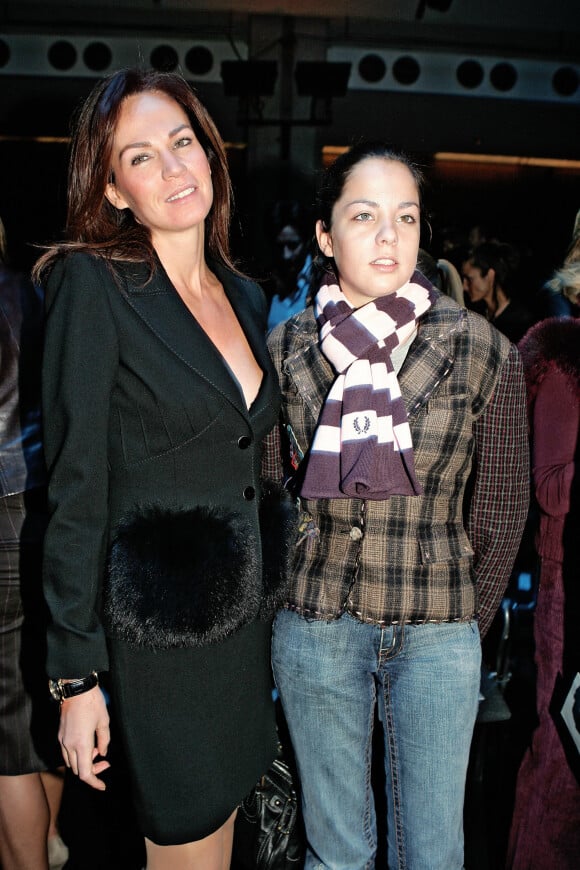 Rosalie van Breemen et sa fille Anouchka Delon lors du défilé Valentino, prêt-à-porter printemps-été 2006, à Paris le 9 octobre 2005.