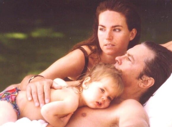 Rosalie van Breemen a publié une vieille photo de famille avec son ex-compagnon Alain Delon et leur fille Anouchka Delon, sur Instagram le 30 avril 2020.