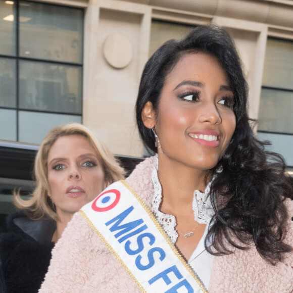 Exclusif - Sylvie Tellier et Clémence Botino, Miss France 2020 se rendent à la boutique de service de location de tenues de soirée Une Robe Un Soir à Paris le 16 décembre 2019.