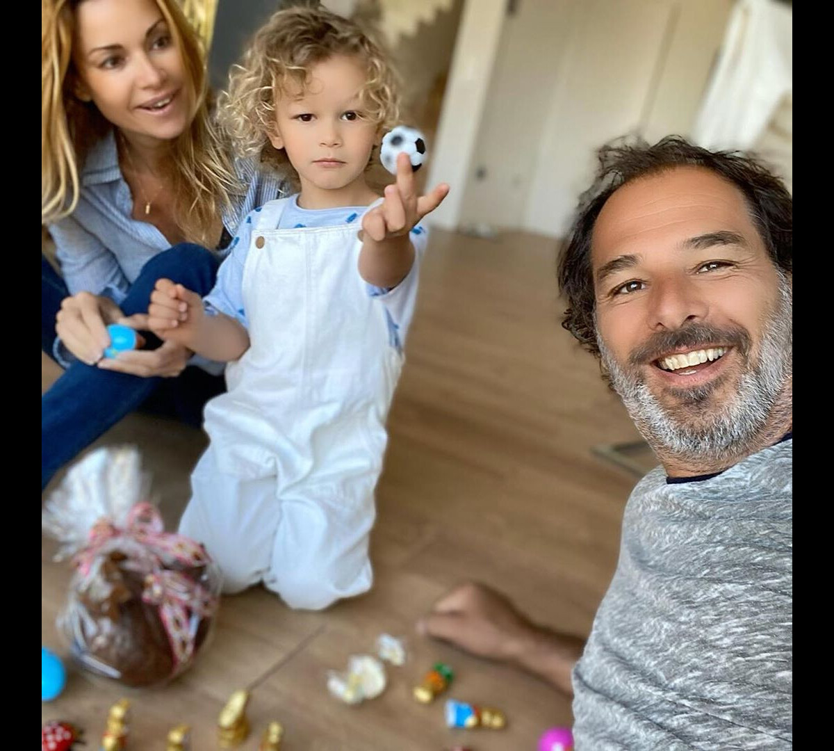 Photo : Ingrid Chauvin avec son fils Tom et son mari Thierry Peythieu, pour  Pâques. Instagram, le 12 avril 2020. - Purepeople