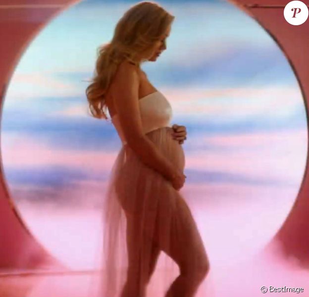 Katy Perry dévoile sa première grossesse dans son clip "Never Worn White" sur Youtube, le 4 mars 2020.