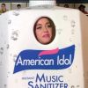 Katy Perry se déguise en bouteille de solution Hydro-Alcoolique (gel hydroalcoolique) dans l'émission American Idol et revient sur sa grossesse pendant l'épidémie de Coronavirus (Covid-19).