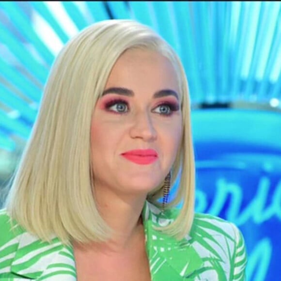 Katy Perry partage la nouvelle de sa grossesse avec les jurés de "American Idol", Lionel Richie et Luke Bryan à Los Angeles, le 9 mars 2020.