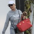 Exclusif - Katy Perry enceinte à la sortie des ses bureaux avec son petit chien Nugget dans les bras dans le quartier de West Hollywood à Los Angeles, le 3 mars 2020
