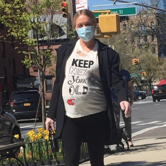 Chloë Sevigny, enceinte. Avril 2020.