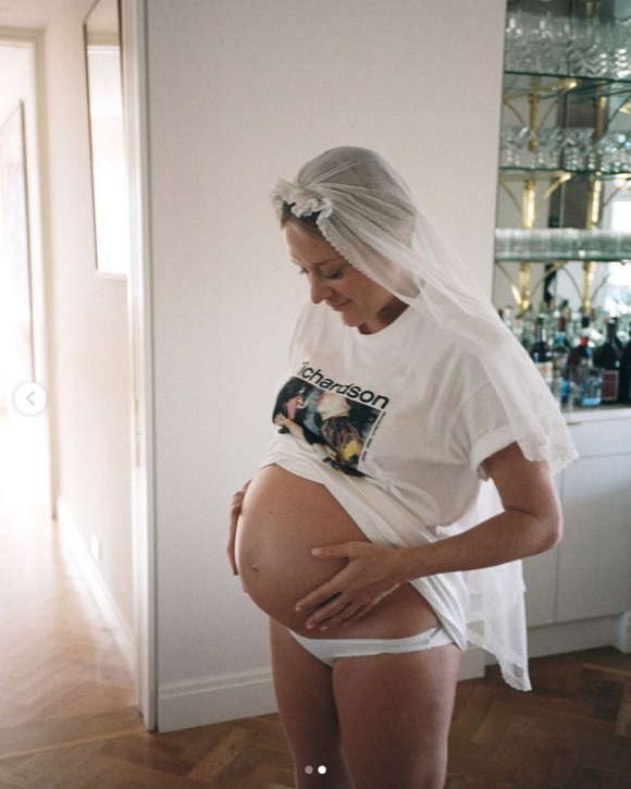 Chloë Sevigny, enceinte et photographiée par William Strobeck. Mars 2020.