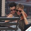 L'actrice Chloë Sevigny et son nouveau compagnon s'embrassent et s'enlacent sur un banc dans le quartier de Soho à New York, le 25 août 2019.