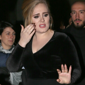 La chanteuse Adele rencontre ses fans lors de son arrivée à Milan en Italie le 4 décembre 2015.