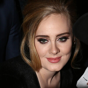 La chanteuse Adele rencontre ses fans lors de son arrivée à Milan en Italie le 4 décembre 2015.