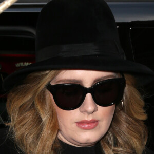 La chanteuse Adele sort avec une tasse la main d'un immeuble à New York, le 24 novembre 2015.