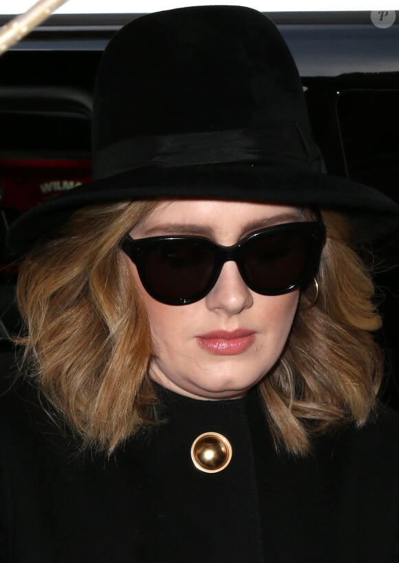 La chanteuse Adele sort avec une tasse la main d'un immeuble à New York, le 24 novembre 2015.