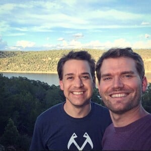 T.R. Knight et son mari Patrick Leahy sur Instagram. Le 2 mai 2020.