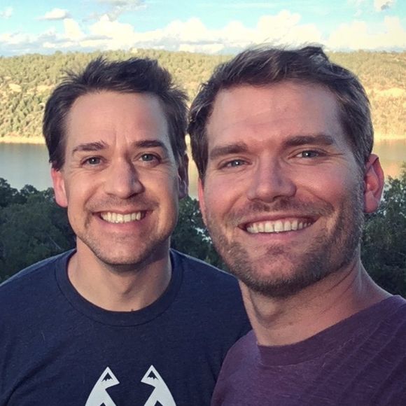 T.R. Knight et son mari Patrick Leahy sur Instagram. Le 2 mai 2020.