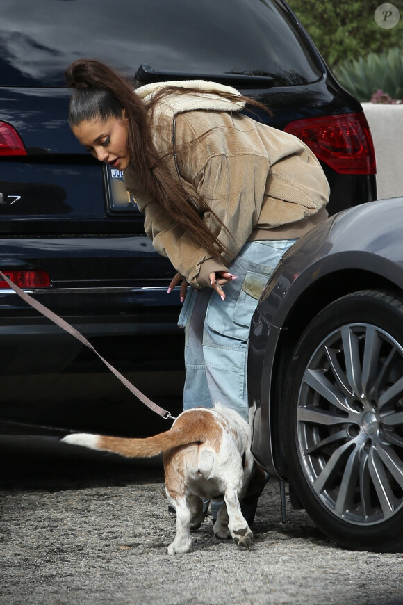Exclusif - Ariana Grande caresse un chien dans la rue à West Hollywood le 9 février 2019.