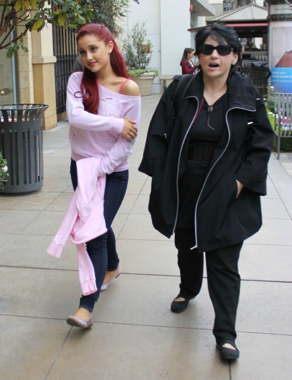 Ariana Grande et sa mère Joan le 3 mai 2012 à Los Angeles. 