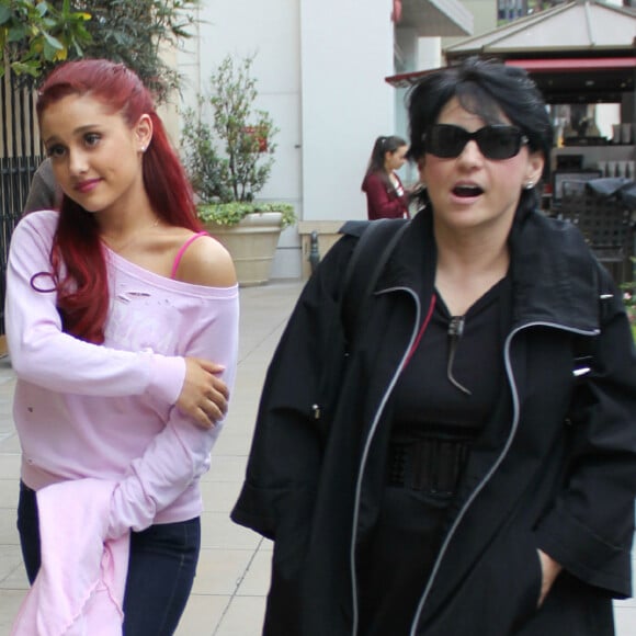 Ariana Grande et sa mère Joan le 3 mai 2012 à Los Angeles. 