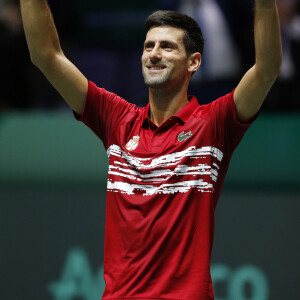 Le serbe Novak Djokovic affronte le japonais Y.Nishioka lors du troisième jour de la Coupe Davis à Madrid, le 20 novembre 2019.