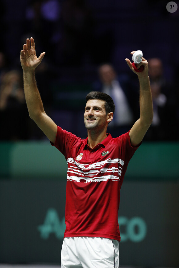 Le serbe Novak Djokovic affronte le japonais Y.Nishioka lors du troisième jour de la Coupe Davis à Madrid, le 20 novembre 2019.