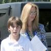 Lisa Kudrow accompagne son fils et un copain dans un immense skate parc en Californie le 18 septembre 2009