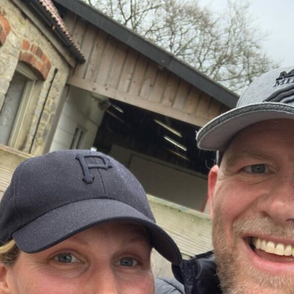 Zara Phillips et Mike Tindall, selfie publié par Mike sur Instagram le 17 avril 2020, pendant le confinement, chez eux à Gatcombe Park dans le Gloucestershire.