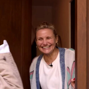 Cameron Diaz reçoit la chaine YouTube "Makeup & Friends " dans sa maison de Los Angeles. 23 avril 2020