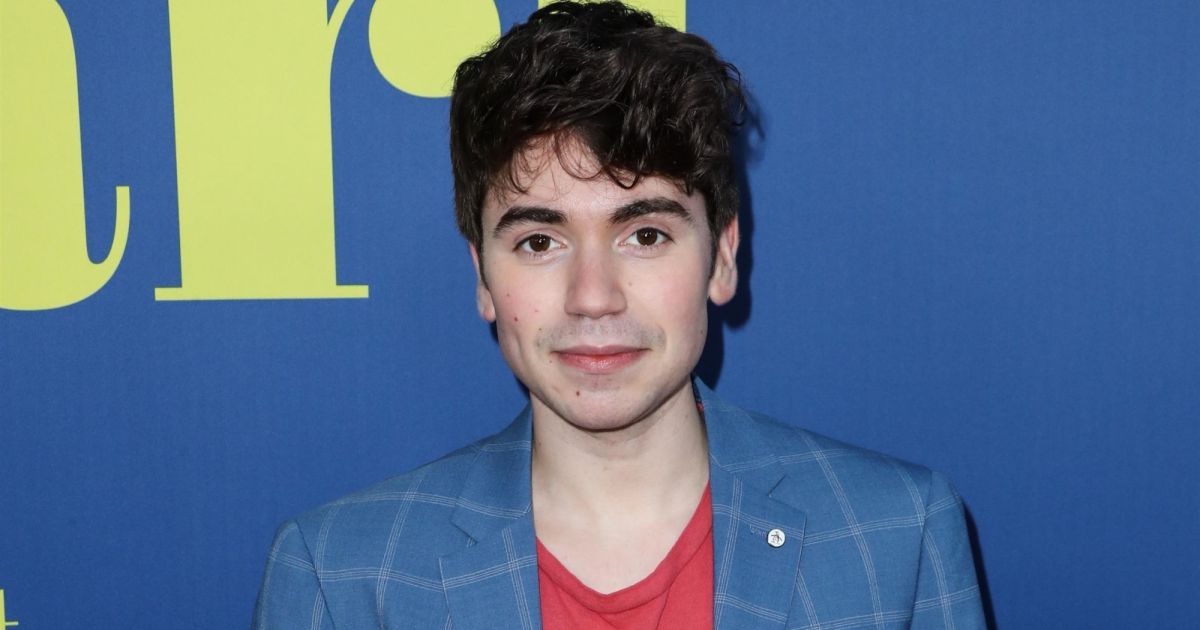 Next photo of Noah Galvin