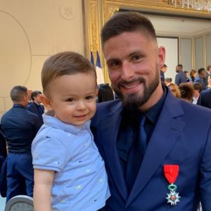 Olivier Giroud et son fils Aaron à l'Elysée pour recevoir la légion d'honneur des mains d'Emmanuel Macron. Twitter, le 4 juin 2019.