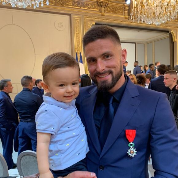 Olivier Giroud et son fils Aaron à l'Elysée pour recevoir la légion d'honneur des mains d'Emmanuel Macron. Twitter, le 4 juin 2019.