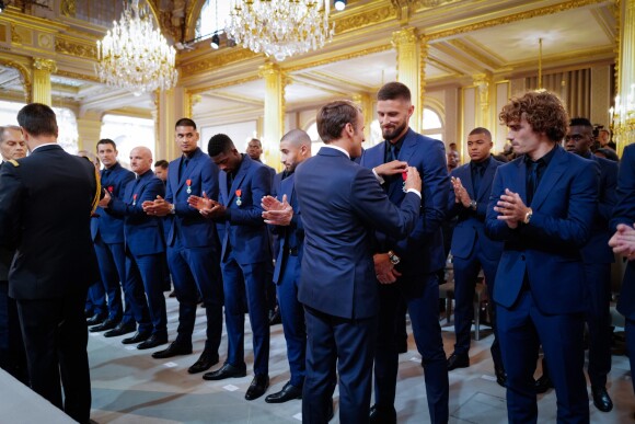 Le président Emmanuel Macron, Olivier Giroud, Antoine Griezmann - Le président de la République lors de la décoration des joueurs de l'équipe de France de football (Légion d'Honneur) au palais de l'Elysée à Paris le 4 juin 2019. © Hamilton / Pool / Bestimage