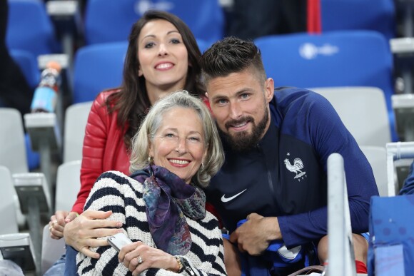 Olivier Giroud avec sa compagne Jennifer - Les joueurs retrouvent leur famille dans les tribunes à la fin du match de quart de finale de l'UEFA Euro 2016 France-Islande au Stade de France à Saint-Denis le 3 juillet 2016. © Cyril Moreau / Bestimage