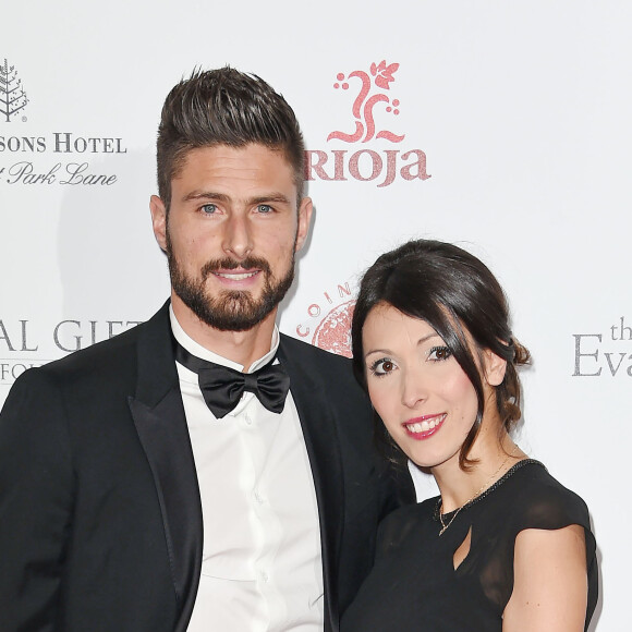 Naissance - Olivier Giroud est papa d'un petit garçon prénommé Evan - Olivier Giroud et sa femme Jennifer enceinte à la 6ème édition de la soirée de gala de "The Global Gift" à l'hôtel Four Seasons à Londres, le 30 novembre 2015.