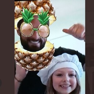 Olivier Giroud avec sa fille Jade, depuis Londres, dans l'émission "Tous en cuisine" avec Cyril Lignac, sur M6, le 12 mai 2020.