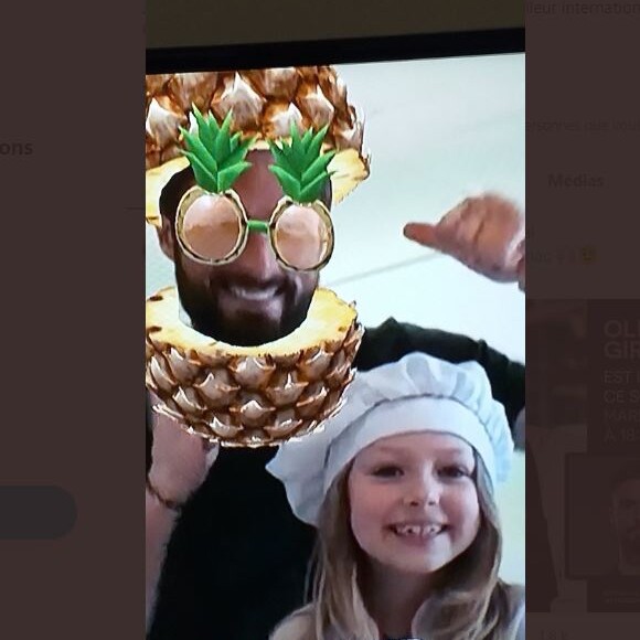 Olivier Giroud avec sa fille Jade, depuis Londres, dans l'émission "Tous en cuisine" avec Cyril Lignac, sur M6, le 12 mai 2020.
