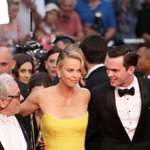 George Miller, Charlize Theron, Nicholas Hoult, Zoë Kravitz - Montée des marches du film "Mad Max : Fury Road" lors du 68 ème Festival International du Film de Cannes, à Cannes le 14 mai 2015.