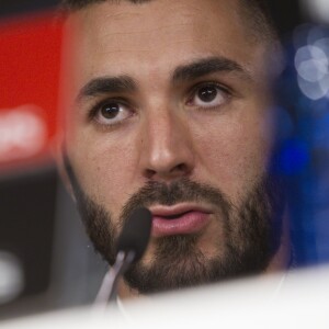 Karim Benzema annonce, lors d'une conférence de presse au stade Santiago Bernabeu, la prolongation de son contrat au club Real Madrid. Le 21 septembre 2017.