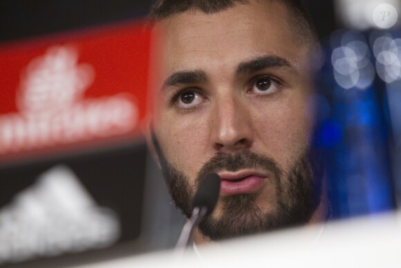Karim Benzema annonce, lors d'une conférence de presse au stade Santiago Bernabeu, la prolongation de son contrat au club Real Madrid. Le 21 septembre 2017.