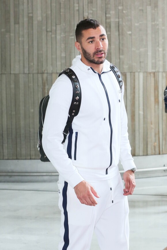 Exclusif - Karim Benzema arrive à l'aéroport Roissy CDG en survêtement blanc le 23 juin 2015.