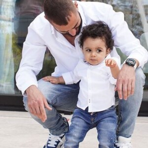 Karim Benzema pose avec son fils Ibrahim à l'occasion de son premier anniversaire. Instagram, le 14 mai 2018.