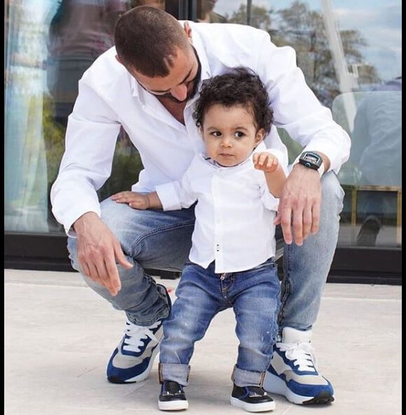 Karim Benzema pose avec son fils Ibrahim à l'occasion de son premier anniversaire. Instagram, le 14 mai 2018.
