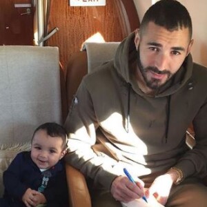 Karim Benzema poste pour la toute première fois une photo avec son fils. Instagram, le 11 novembre 2017.