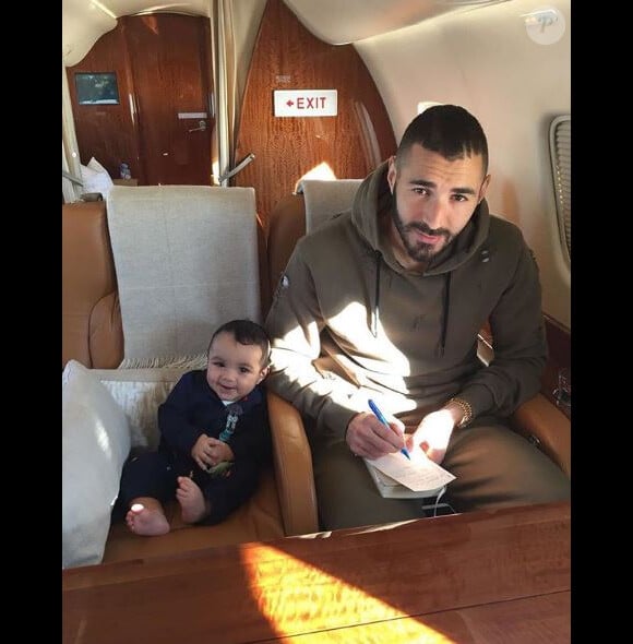 Karim Benzema poste pour la toute première fois une photo avec son fils. Instagram, le 11 novembre 2017.