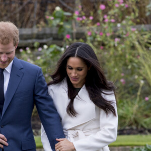 Le Prince Harry et Meghan Markle posent à Kensington palace après l'annonce de leur mariage au printemps 2018 à Londres le 27 novembre 2017.