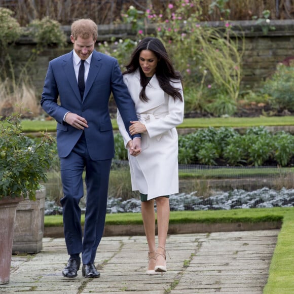 Le Prince Harry et Meghan Markle posent à Kensington palace après l'annonce de leur mariage au printemps 2018 à Londres le 27 novembre 2017.