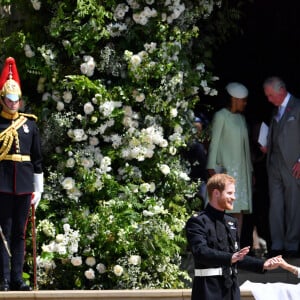 Le prince Harry et Meghan Markle à la sortie de chapelle St. George au château de Windsor - Sortie après la cérémonie de mariage du prince Harry et de Meghan Markle, le 19 mai 2018. Au fond, se trouvent Doria Ragland, le prince Charles et son épouse Camilla.