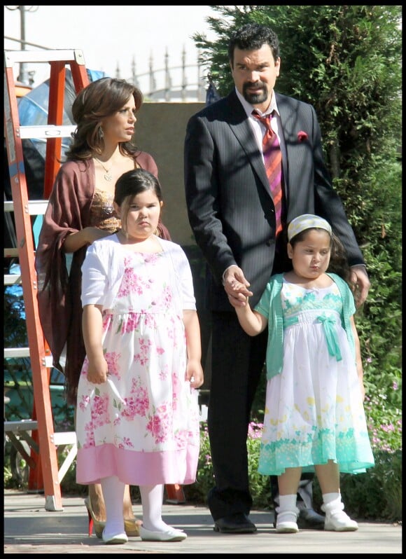 Eva Longoria, Ricardo Chavira, Madison De La Garza et Daniella Baltodano sur le tournage de "Desperate Housewives", à Burbank. Le 6 avril 2009.
