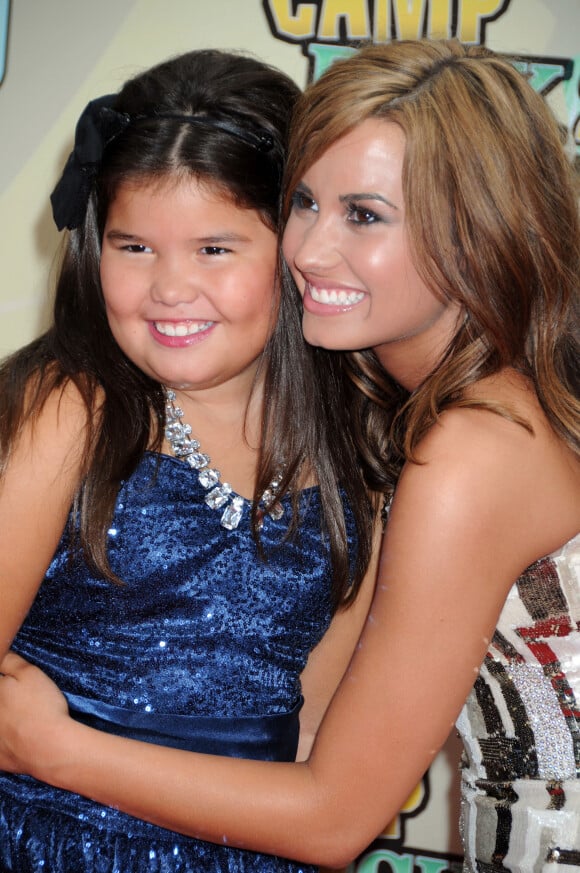 Demi Lovato et sa petite soeur Madison de la Garza - Première du film "Camp Rock 2" à New York. Le 8 août 2010. ©Darla Khazei, /PCN/ABACAPRESS.COM