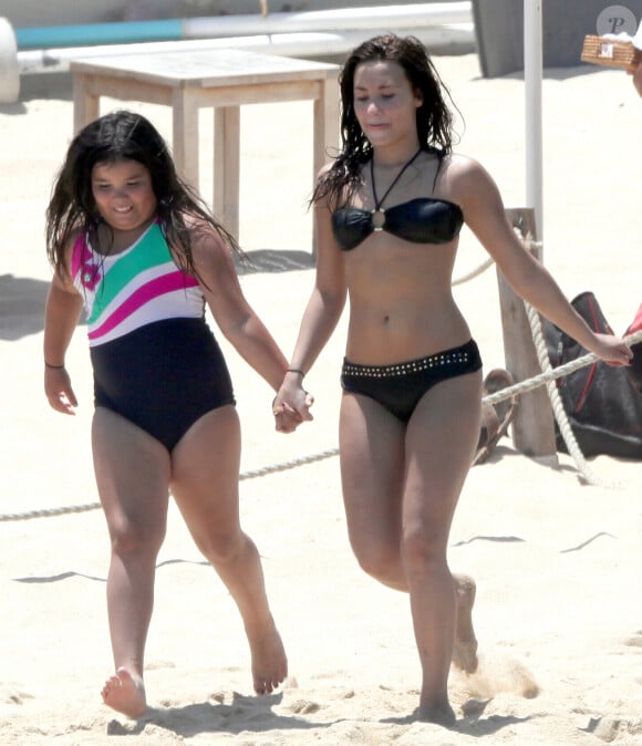 Demi Lovato et sa soeur Madison De La Garza en vacances à Mexico. Le 15 juin 2010. @Clasos/ABACAPRESS.COM