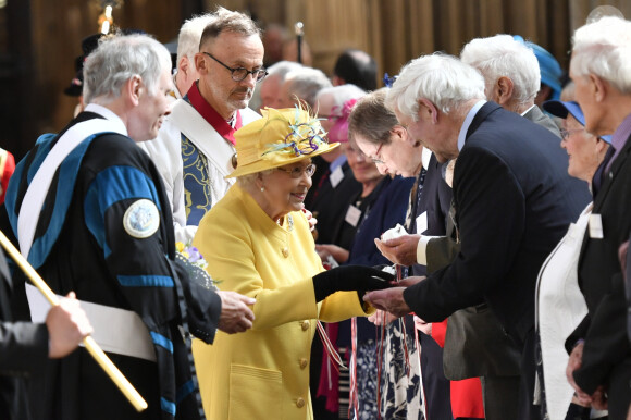 Windsor, le 18 avril 2020 - La reine Elizabeth II distribuant le "Maundy" pendant le service Royal Maundy à la chapelle St George.